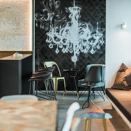 Charmante Fuer 2 Personen In Zentrumsnaehe X Privater Parkplatz X Hochwertige Coworking-arbeitsplaetze Im Haus Apartment *