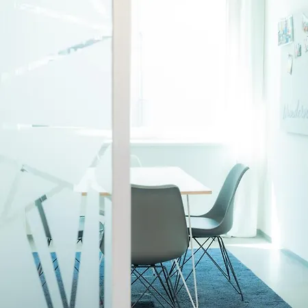 Charmante Fuer 2 Personen In Zentrumsnaehe X Privater Parkplatz X Hochwertige Coworking-arbeitsplaetze Im Haus Innsbruck