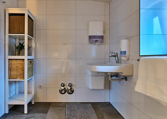 Charmante Fuer 2 Personen In Zentrumsnaehe X Parkplatz X Coworking-arbeitsplaetze Im Haus Apartman