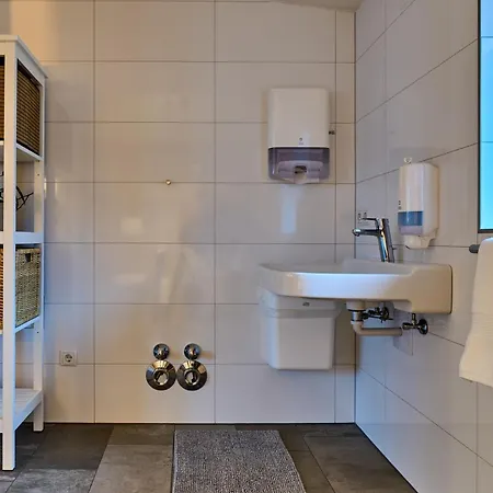 Charmante Fuer 2 Personen In Zentrumsnaehe X Parkplatz X Coworking-arbeitsplaetze Im Haus Apartamento