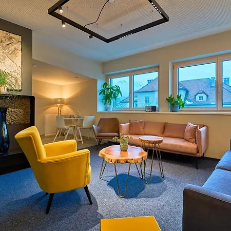 Apartamento Charmante Fuer 2 Personen In Zentrumsnaehe X Parkplatz X Coworking-arbeitsplaetze Im Haus Innsbruck